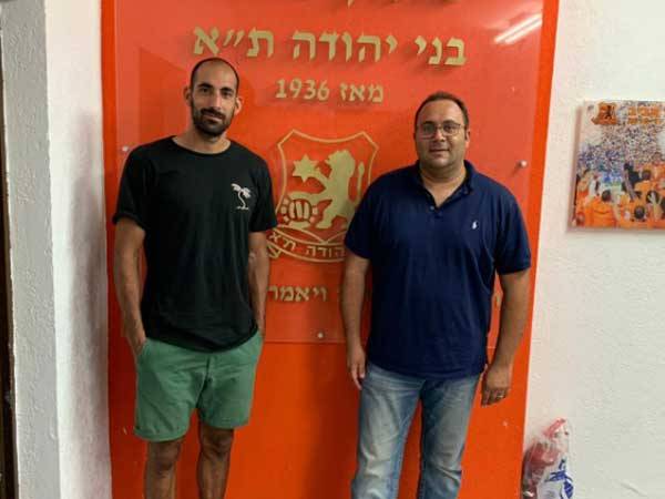 מורי אחרי החתימה עם סוכנו