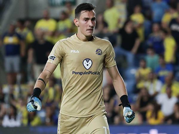 שחקנים במכבי תמכו בו לאחר הטעות. יאניוטיס (צילום: אלן שיבר)