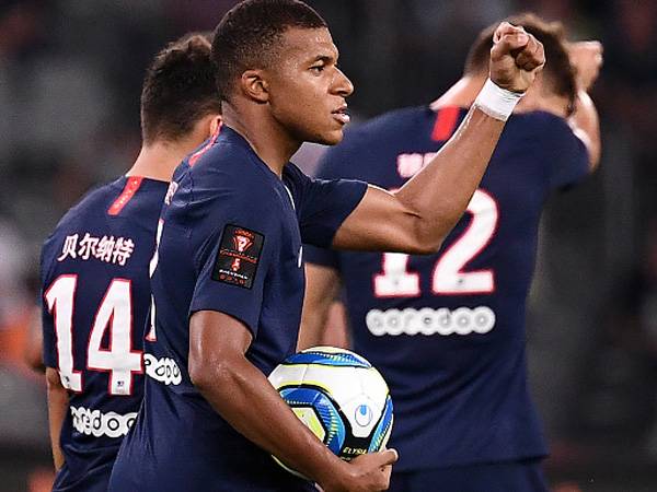 אמבפה חוגג שער רשמי ראשון לעונה (getty)