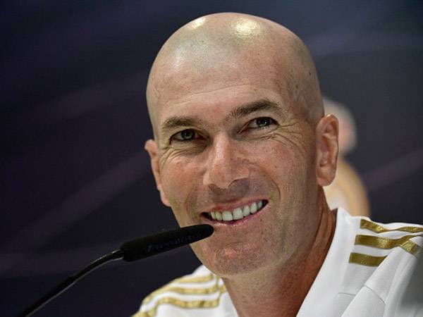 זידאן. "אני תמיד אחייך כי אנחנו משחקים כדורגל ואוהבים את זה" (Getty)