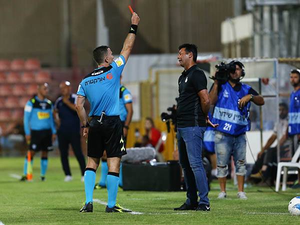 אוואט מורחק במשחק על ידי אדלר (לירון מולדובן)