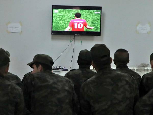 כוחות אכיפה פלסטינים צופים במשחק (GETTY)