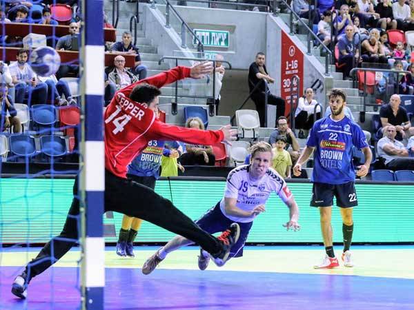 טפר במשחק מול פינלנד (הדר ואן קולא, איגוד הכדוריד)