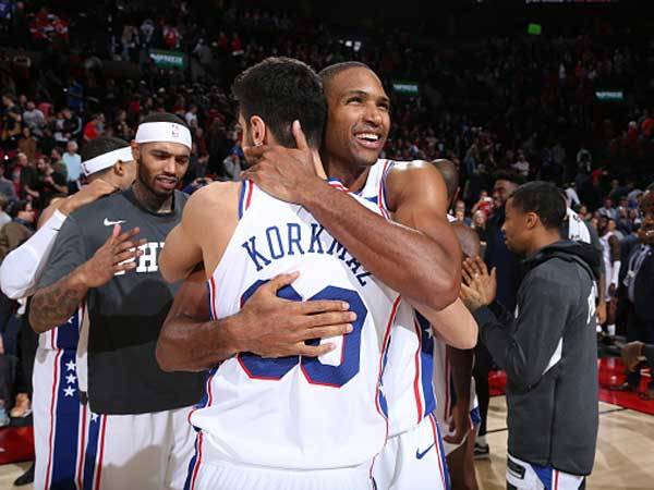 שחקני פילי אחרי הניצחון ברגע האחרון (getty)