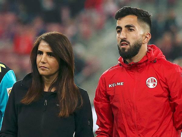 לא מקבלת את הקללות של הקהל. ברקת לצד ביטון (צילום אלן שיבר)