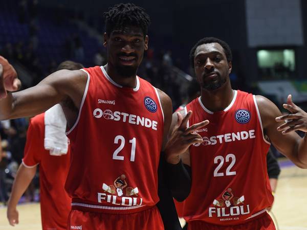 חגגו בסיום. מקינטוש ופוסטר. (באדיבות אתר פיב"א)