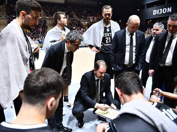 הספסל של בשיקטאש במהלך התבוסה הקשה מול דיז'ון (פיב"א)