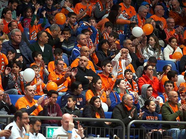 גם לא מעט כתומים ביציעים של יד אליהו (אלן שיבר)