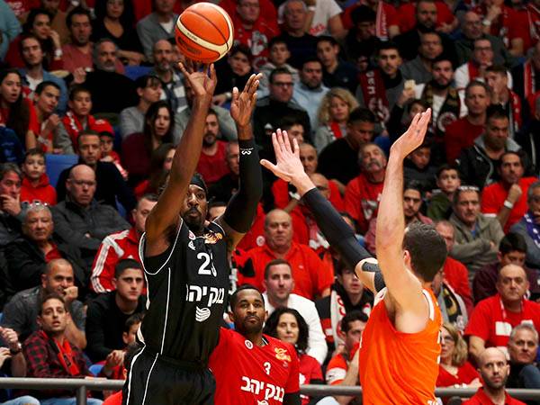 הולנד. הוליך את המנצחת (אלן שיבר)