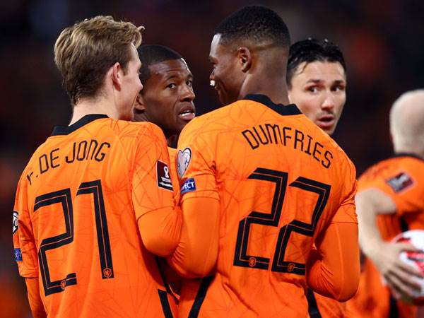 פרנקי דה יונג, דנזל דאמפריז וג'ורג'יניו ויינאלדום. הכדור במגרש שלהם (Getty)