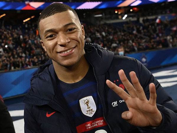 קיליאן אמבפה מראה כמה שערים הוא הבקיע (Getty)