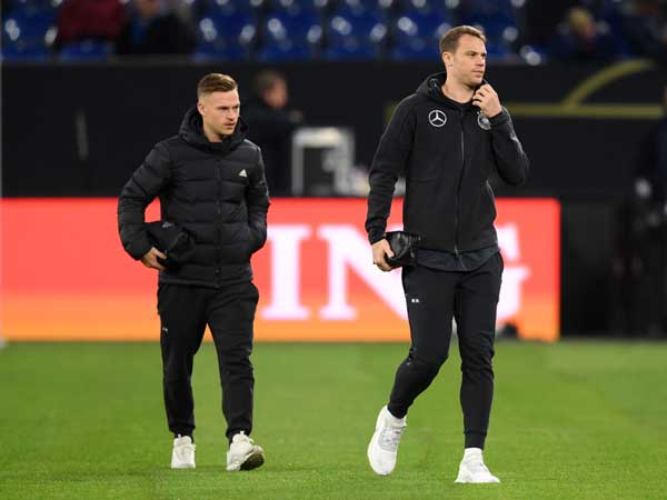 נוייר וקימיך בודקים את הדשא (Matthias Hangst, Getty)