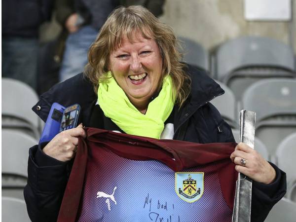 האוהדת והחולצה של הארט (Lee Parker/Action Plus via Getty Images)
