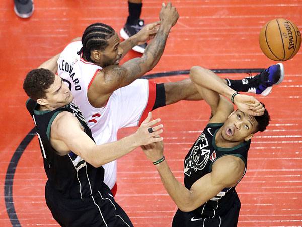 קוואי חוזר לגמר, יאניס הלך הביתה (צילום: Claus Andersen/Getty Images)