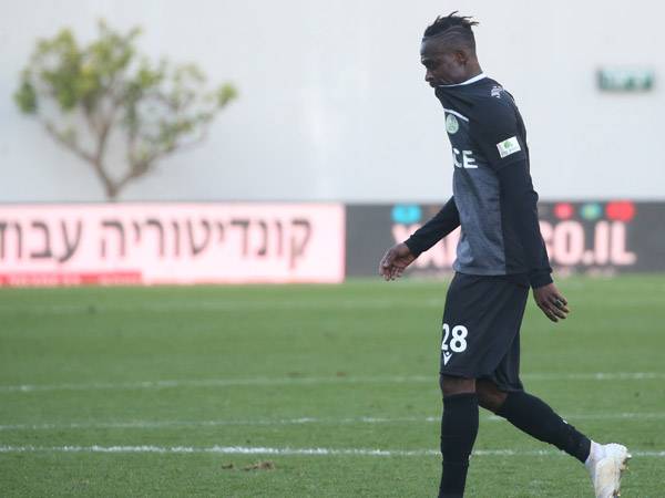 קופי בין השחקנים שיראו את המשחק מהיציע. (אודי ציטיאט)