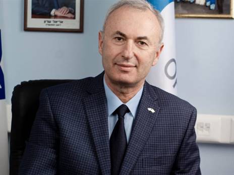 "הוא לא האמין שזה היחס שקיבל". שקלאר נזכר בסקנדל