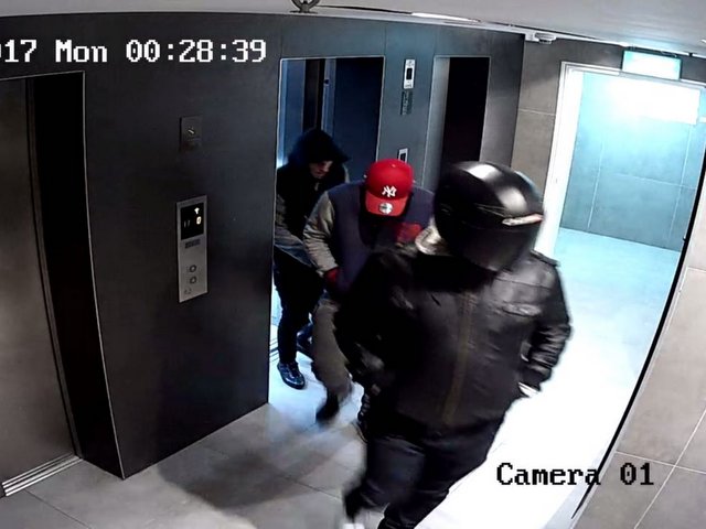 שימו לב לדמויות חשודות בבניין (צילום באדיבות פוינטר)