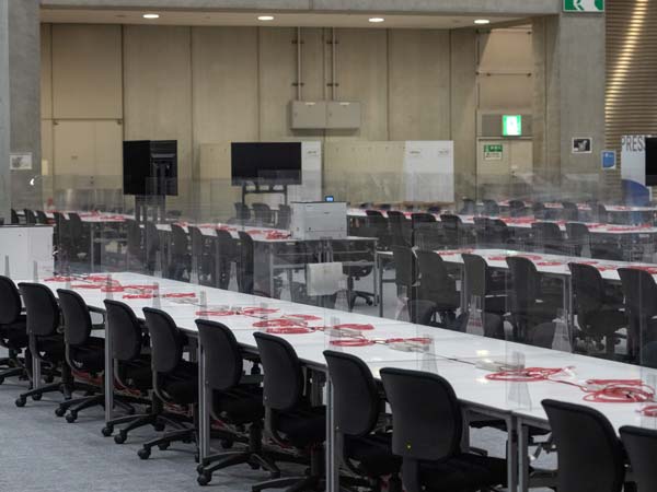 מחיצות בחדר התקשורת כדי למנוע הדבקה (Getty)