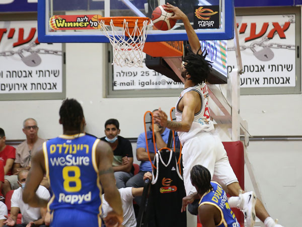 "גדול יותר מכדורסל". גלבוע/גליל מטביעה את מכבי (צילום: אודי ציטיאט)