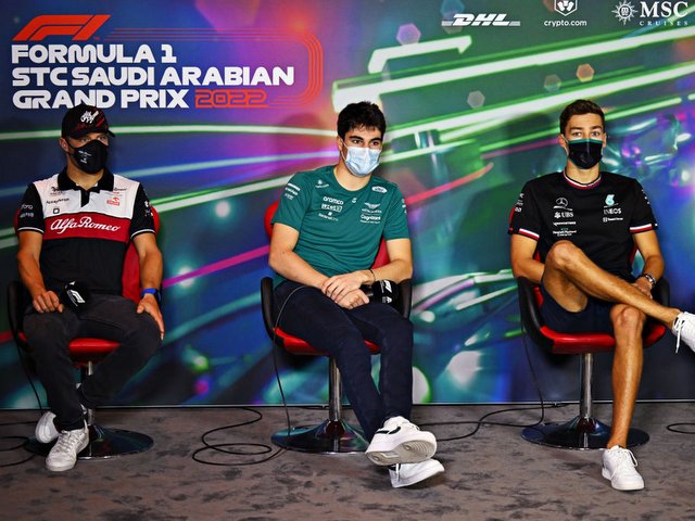 ואלטרי בוטאס, לאנס סטרול וג'ורג ראסל במסיבת העתונאים לקראת המירוץ בערב הסעודית