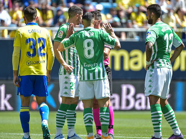 נביל פקיר והשופט. ה-VAR העניק לבטיס פנדל בדקה ה-84 (Getty)