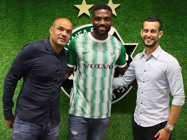 פיירו עם סוכניו בעז גורן ולורן דג'פו. הרכש הגדול של הקיץ