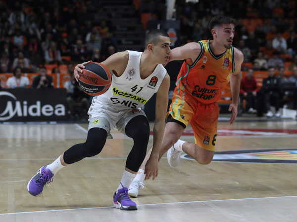 יש משחקים כאלה (Juan Navarro/Euroleague Basketball via Getty Images)