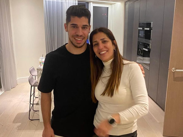 מנור לצד אימו, איילה (צילום פרטי)