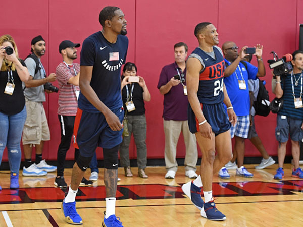 הפעם רק אחד יוכל לצחוק (Andrew D. Bernstein/NBAE via Getty Images)