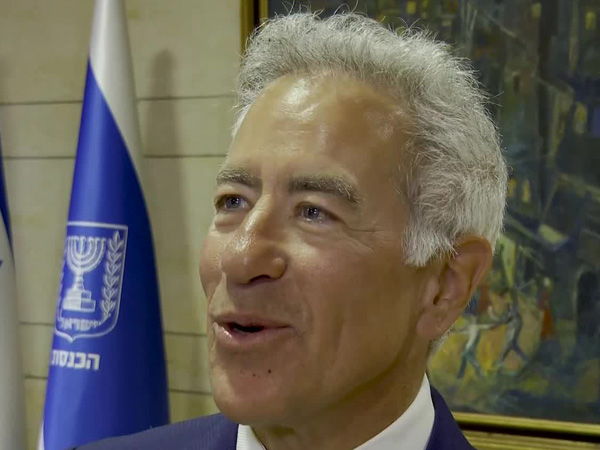 "אנחנו עם אחד". אדאמס