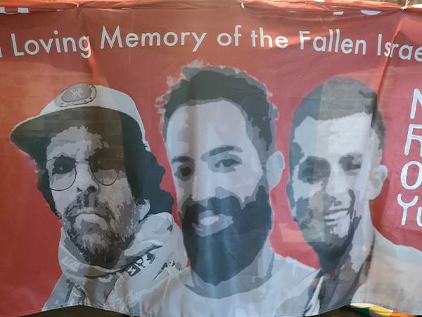 למה להחרים? השלט לזכר הנרצחים