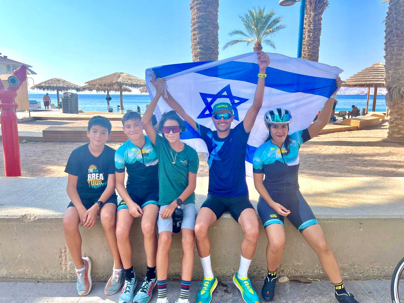 אמיל שחקלדיאן והילדים מהקבוצה | צילום: פרטי