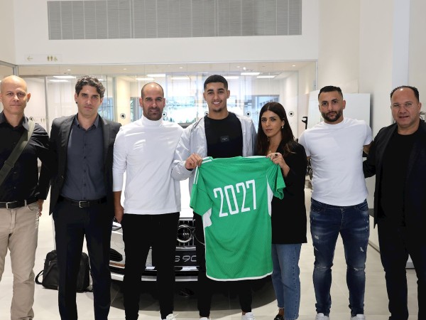 חלאיילי ובני משפחתו המאושרים (האתר הרשמי של מכבי חיפה)