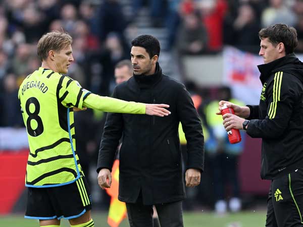 מאמן על המגרש (Stuart MacFarlane/Arsenal FC via Getty Images)
