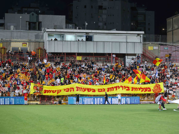 הקהל המקומי סיפק תפאורה יפה (לירון מולדובן)