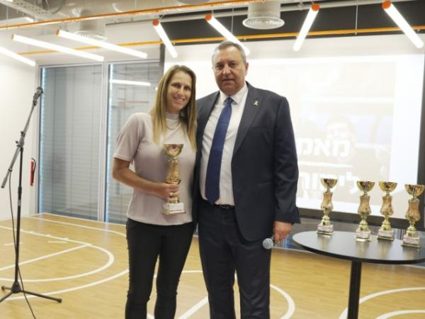 ח“כ סימון דוידסון מעניק את פרס מאמנת השנה ללימור פלג (צילום: סוניה גרשפט)