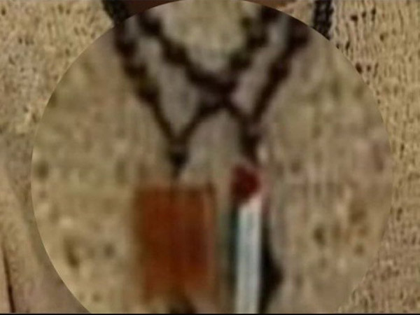 זום אין של השרשרת, עם תליון בצורה של ישראל בצבעים של פלסטין