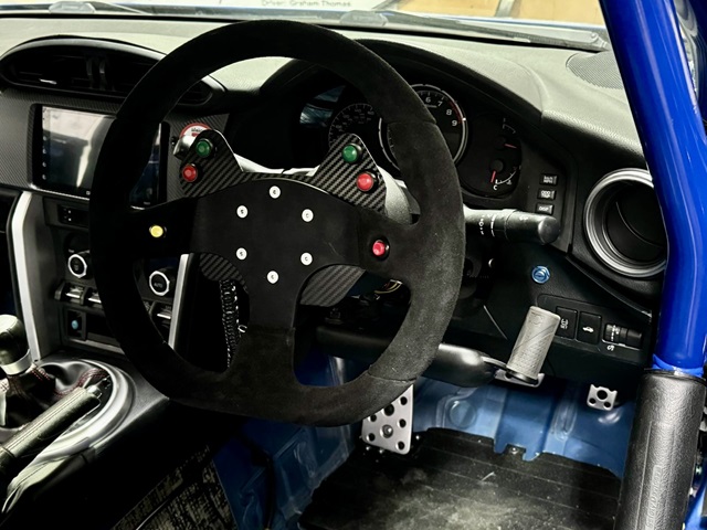 תא הנוסעים של ה-BRZ הותאם לנהיגה באמצעות פקדי ידיים