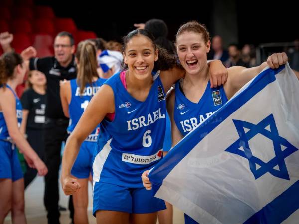 “אמנם אני צעירה, אבל יכולה לתרום לנבחרת“ (בנבחרת העתודה, לצד מיקה ביתן, FIBA)