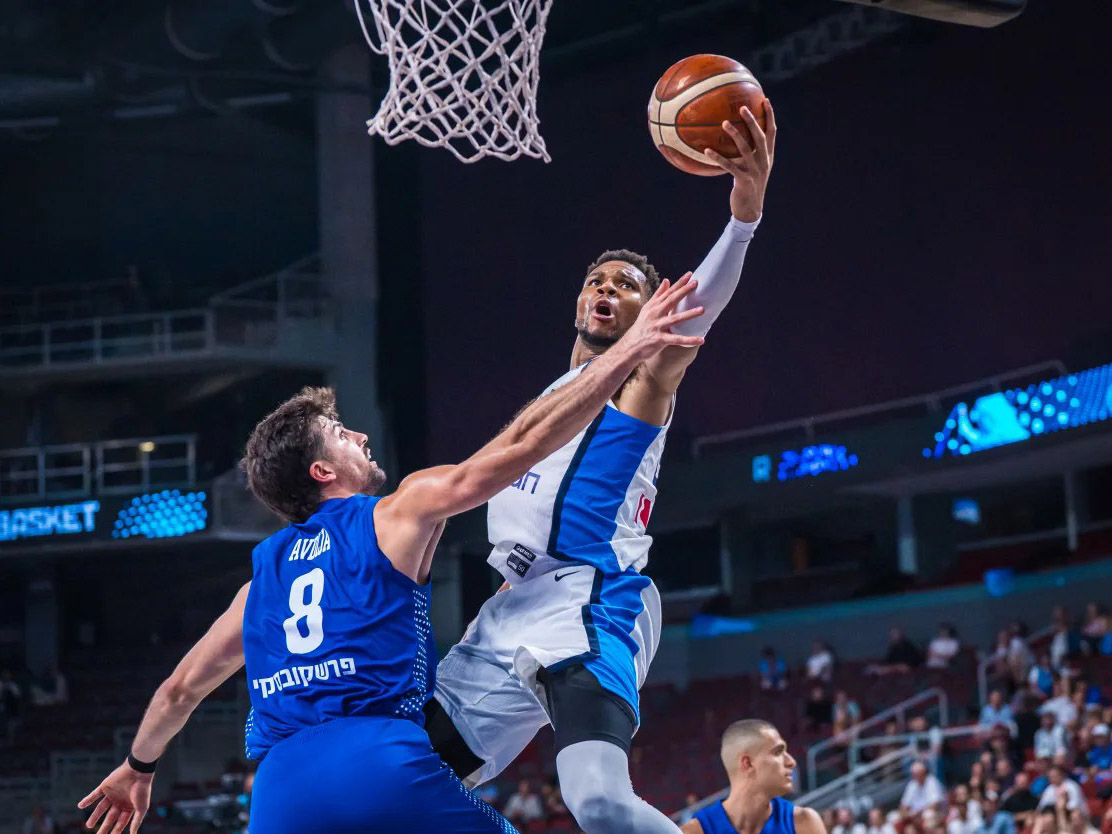 אבל לנבחרת לא היו תשובות ליאניס (FIBA)