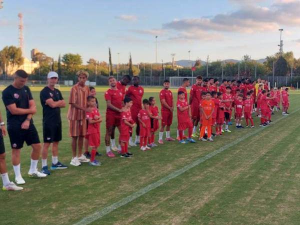 גל אראל (משמאל) מדבר לקהל האדום