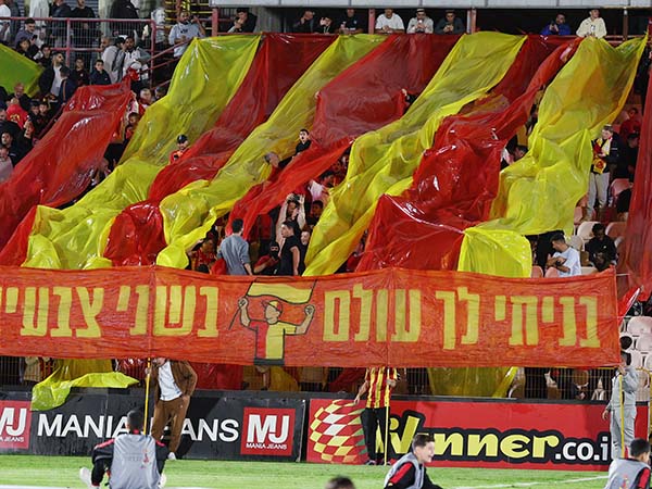 אווירה נהדרת של הקהל בשני הצדדים (אלן שיבר)