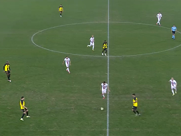 מיכה יורד למרכז המגרש, אינו יוצא קדימה