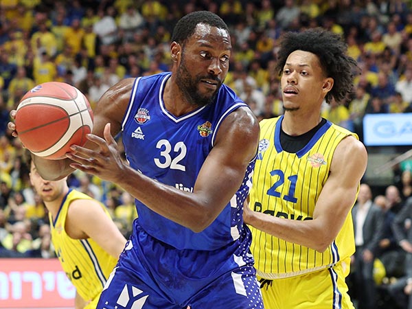 מכבי ת“א נאבקה ברבע הראשון (צילום: אלן שיבר)