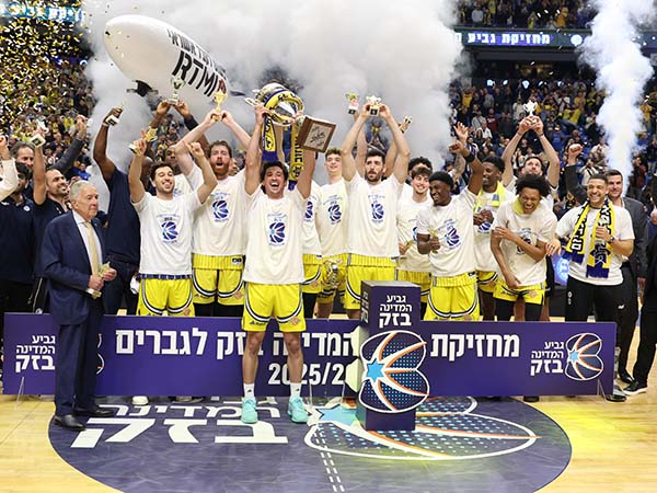 בדרך לגביע מספר 47 (צילום: אלן שיבר)