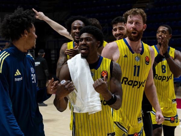 המאבק על הפליי-אין חי ובועט ( Srdjan Stevanovic/Euroleague Basketball via Getty Images)