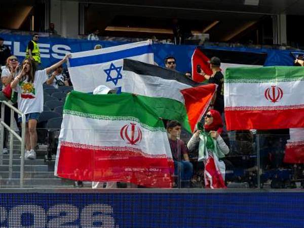 מראה סוריאליסטי ביציעים (GETTY)