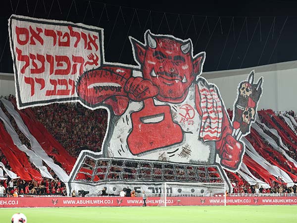 התפאורה של אוהדי הפועל ת“א לפני המשחק (אלן שיבר)