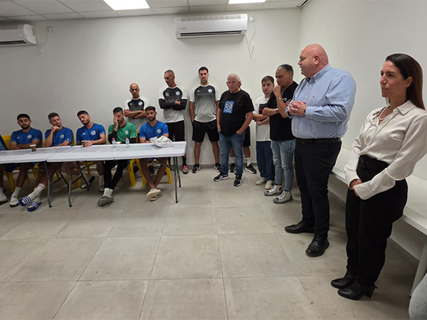 עו“ד חדש בשיחה עם הסגל (צילום: אלי סבתי)