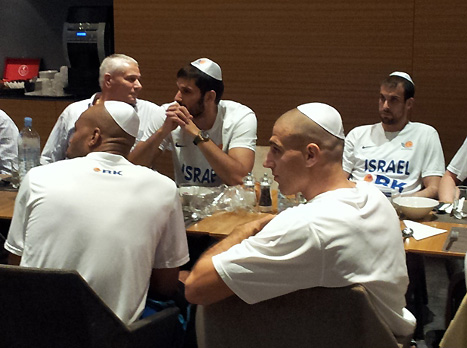כספי והלפרין מדוכדכים בארוחת החג